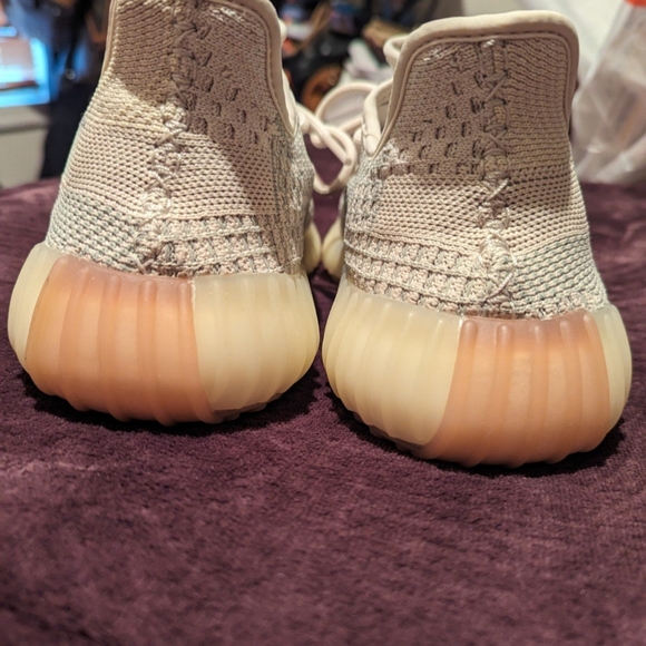 Yeezy Boost 350 V2 - Picture 3 of 5